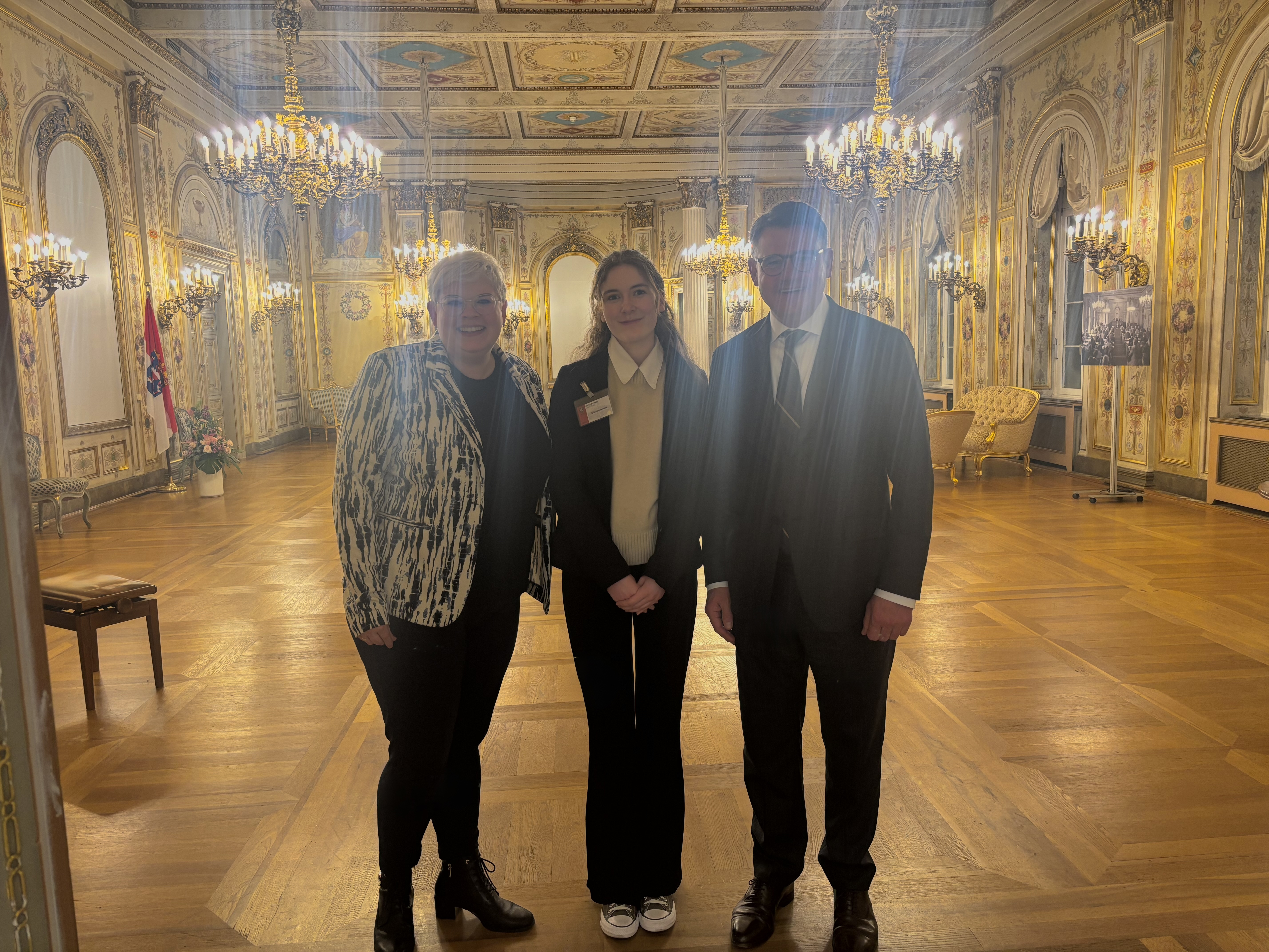 Treffen mit Ministerpr�sident Boris Rhein (rechts) im Hessischen Landtag: Sch�lerpraktikantin Lara Allendorf und CDU- Landtagsabgeordnete Jennifer Gie�ler (links)